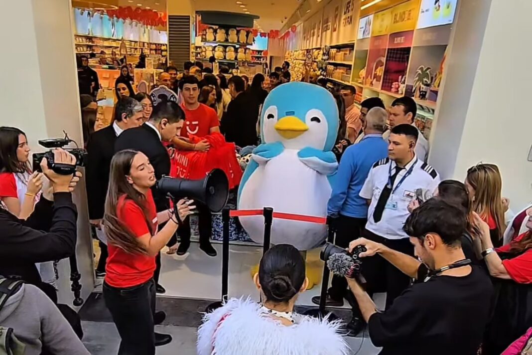 Gente haciendo fila en la vereda frente a la apertura de un local de Miniso en la calle Florida, Buenos Aires