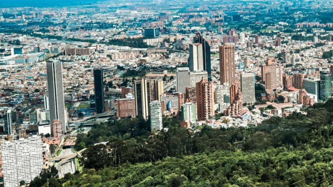 Vista panorámica de Bogotá con cielo nublado