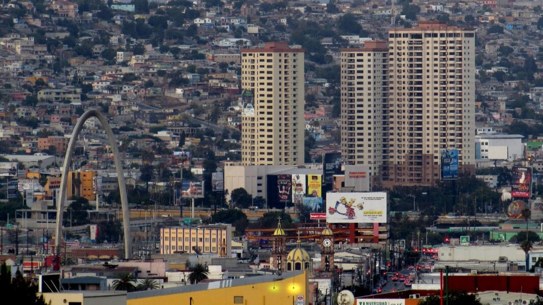 Vista de la ciudad de Tijuana con cielo nublado