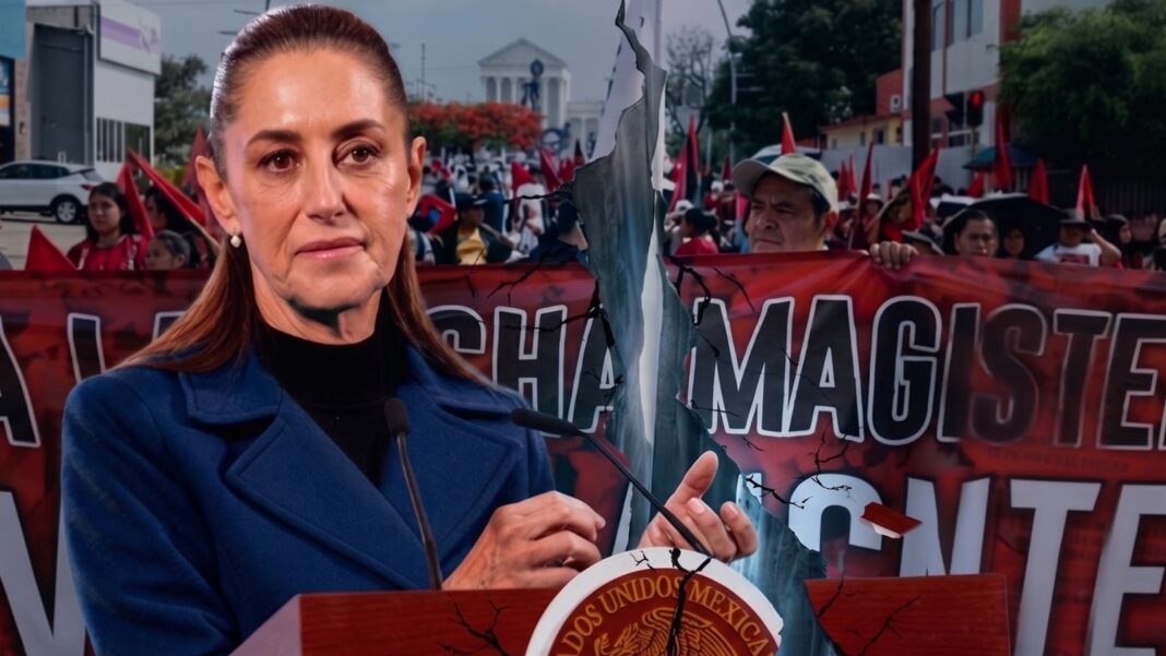 Manifestantes de la CNTE caminan por un camino de tierra junto a una carretera en Oaxaca