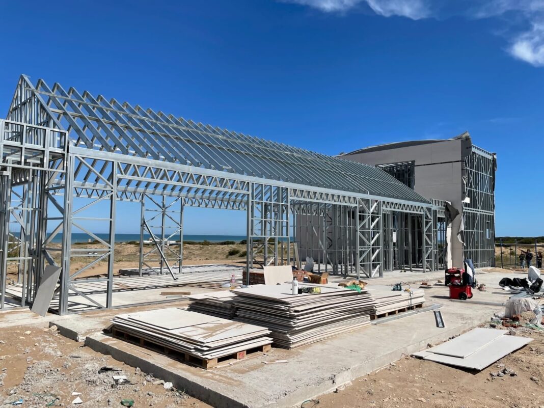 Comparación entre construcción en seco y tradicional: estructura de acero galvanizado y ladrillos