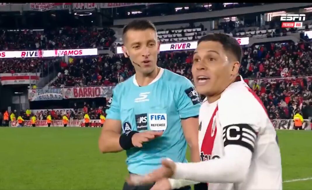 Juanfer Quintero y Marcos Acuña discutiendo con el árbitro en el partido River vs San Lorenzo