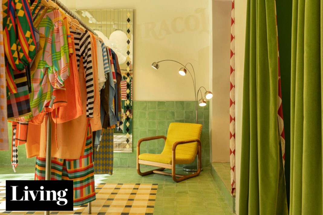 Interior de la tienda De Miracolo con estampados y colores cálidos
