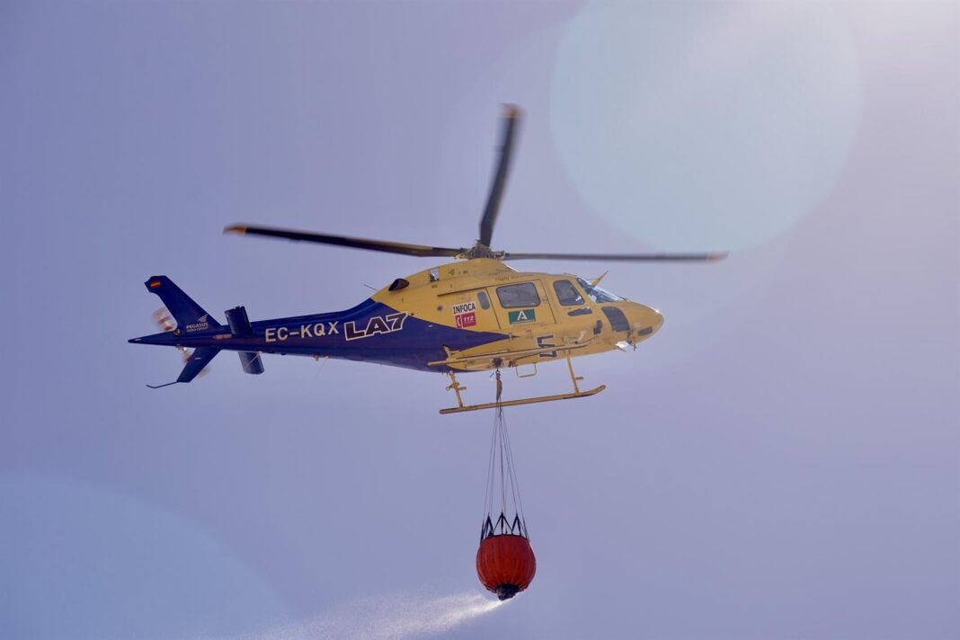Helicóptero del Plan Infoca sobrevolando zona de incendio forestal