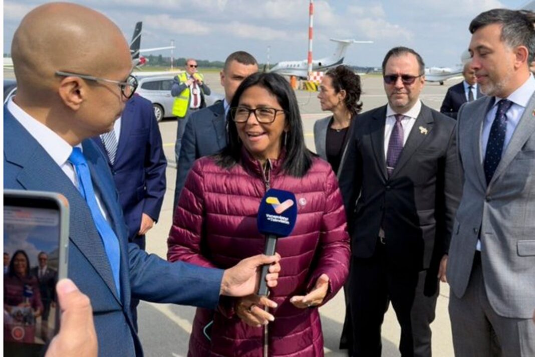 Delcy Rodríguez en el aeropuerto de Schiphol, Ámsterdam, durante su llegada a Países Bajos