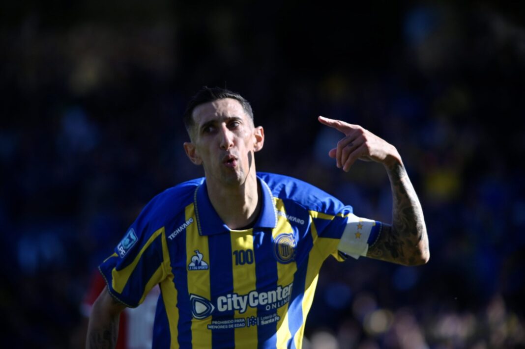 Ángel Di María celebra con la camiseta de Rosario Central durante el partido contra Racing