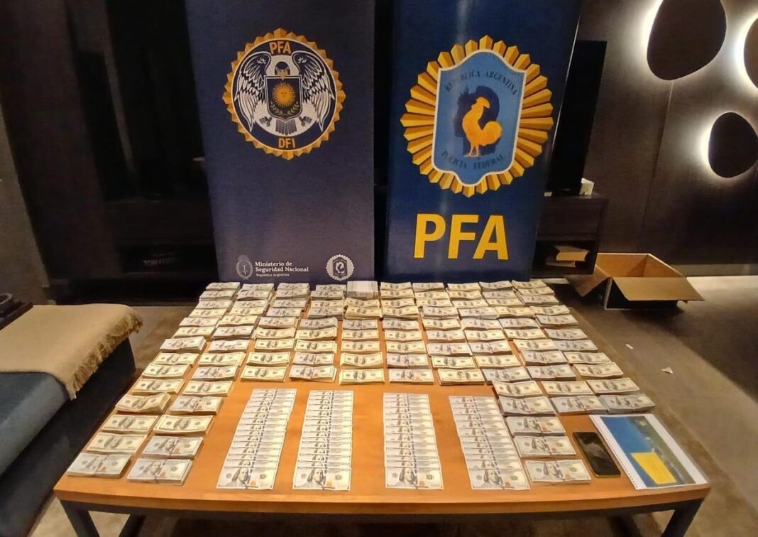 Fajos de billetes de dólar sobre una mesa