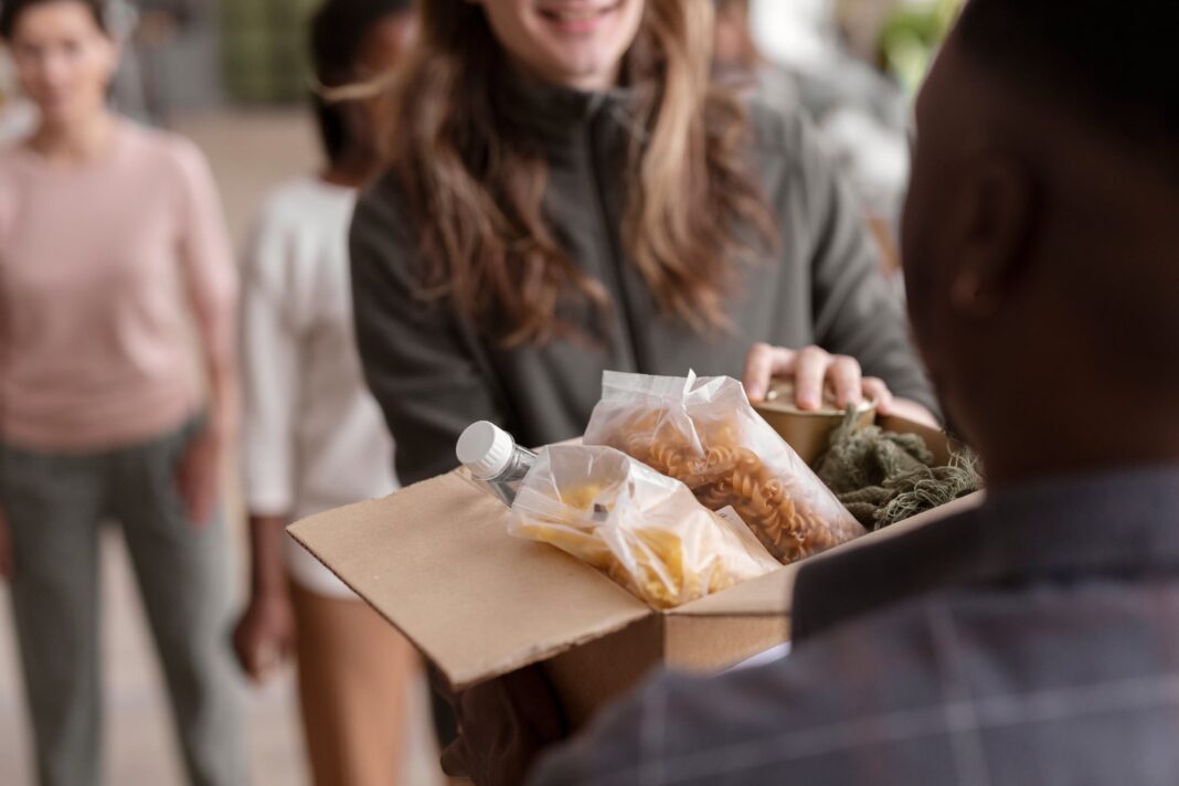 Personas recibiendo alimentos en una despensa comunitaria en Texas