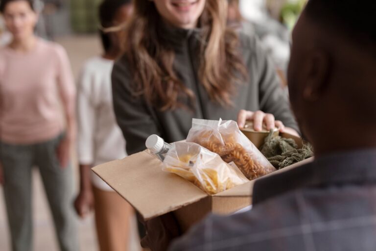 Personas recibiendo alimentos en una despensa comunitaria en Texas