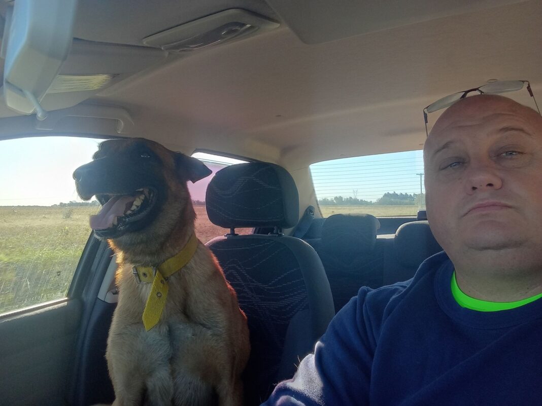 Perro Roco reencontrándose con su dueño en un camino rural de Santa Fe