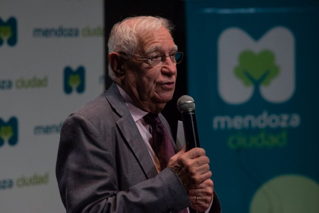 Enrique Macaya Márquez recibe homenaje en los Premios Martín Fierro 2026