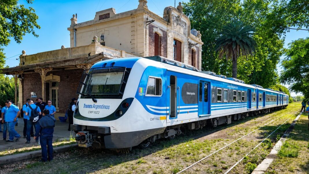 Tren en estación rural de la provincia de Buenos Aires