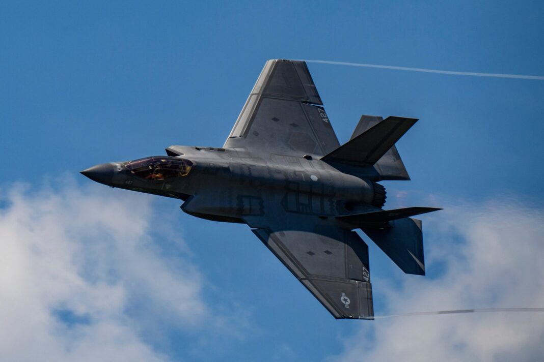Operaciones de vuelo en el USS Tripoli en el mar Arábigo