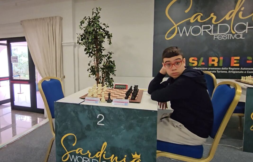 Faustino Oro, niño prodigio argentino de ajedrez, jugando una partida