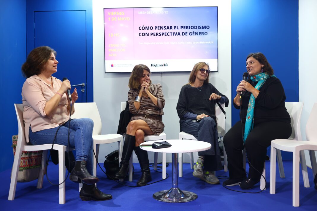Panel de periodistas de Las12 en la Feria del Libro debatiendo sobre periodismo feminista