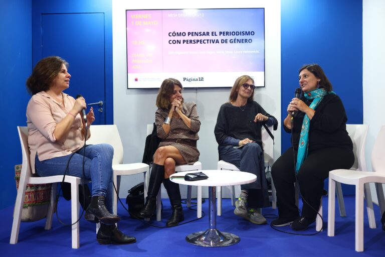Panel de periodistas de Las12 en la Feria del Libro debatiendo sobre periodismo feminista