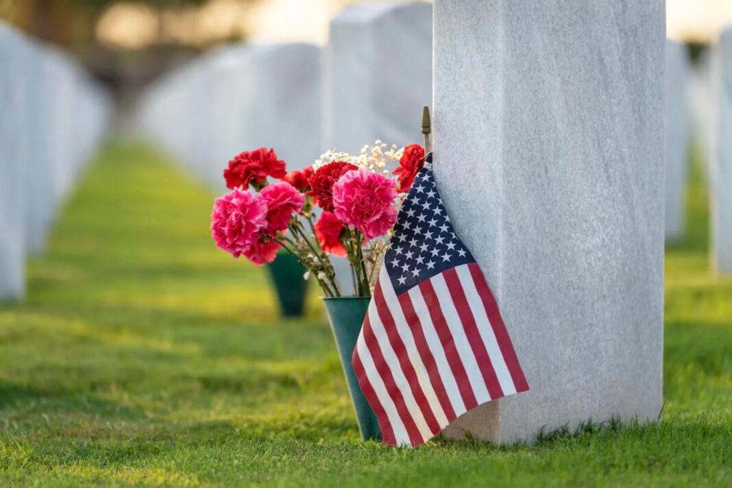 Bandera de Estados Unidos en un cementerio militar durante el Día de los Caídos