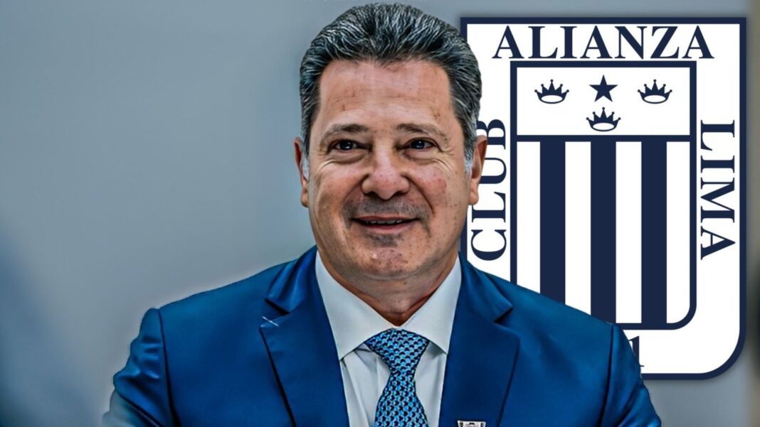 Fernando Cabada celebrando el título del Torneo Apertura 2026 con jugadores de Alianza Lima
