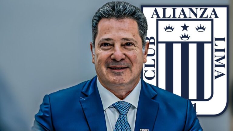 Fernando Cabada celebrando el título del Torneo Apertura 2026 con jugadores de Alianza Lima