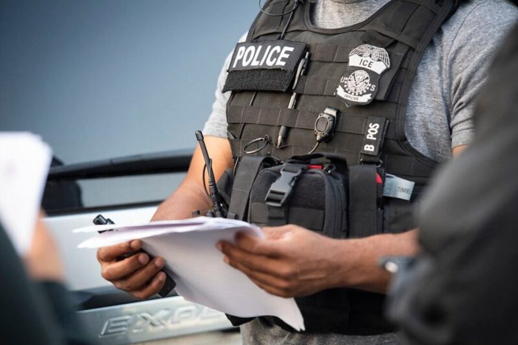 Beneficiarios de DACA mostrando documentos de identificación