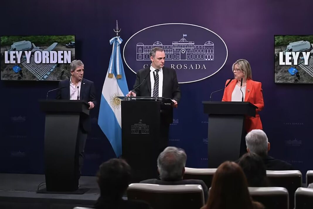 Conferencia de prensa en Casa Rosada con funcionarios eludiendo preguntas