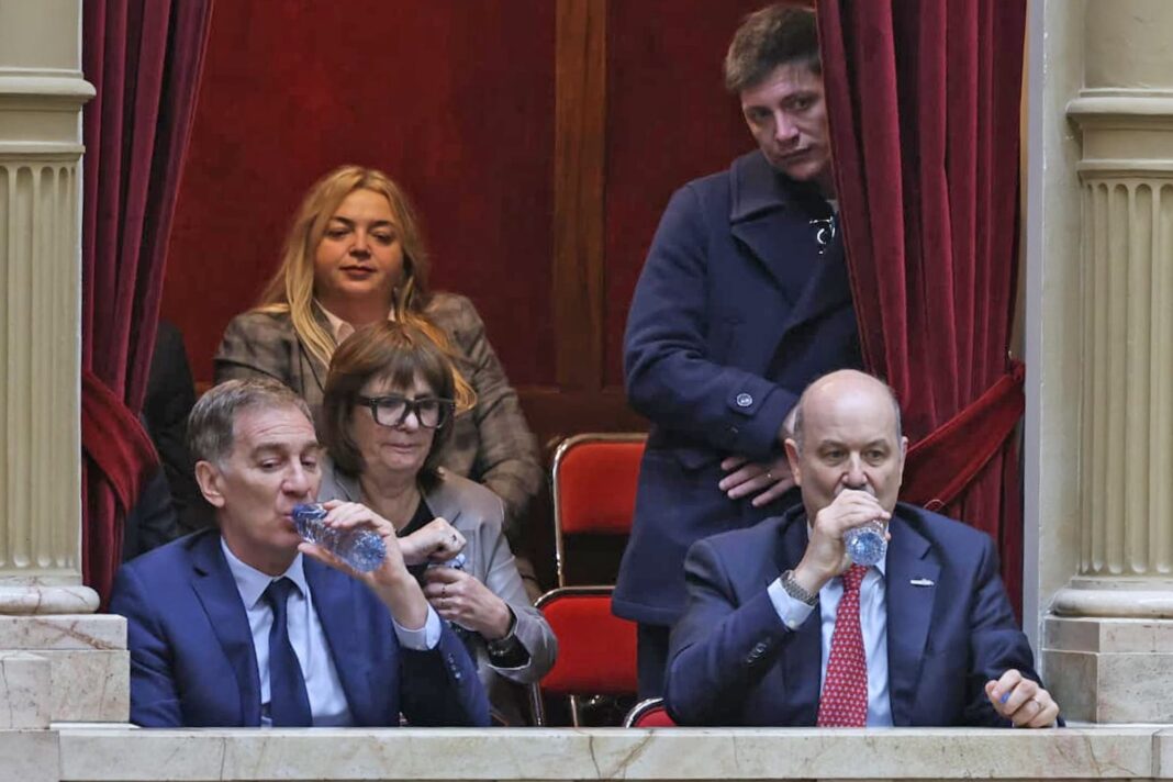 Vista del Congreso de la Nación Argentina con banderas