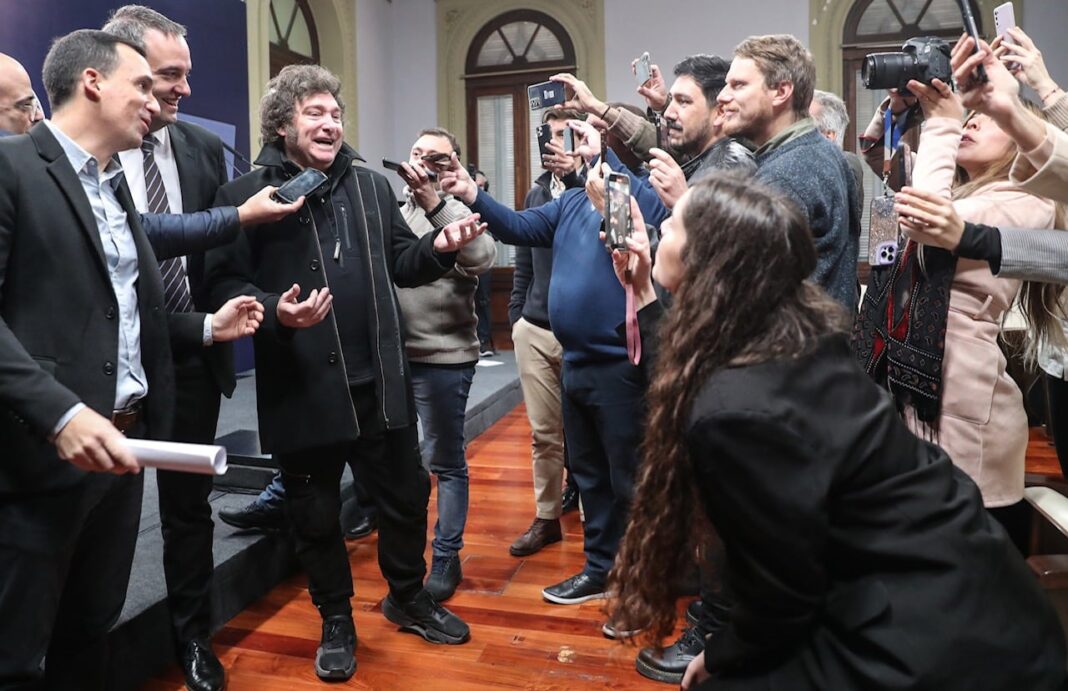 Fachada de la Casa Rosada con periodistas en la entrada
