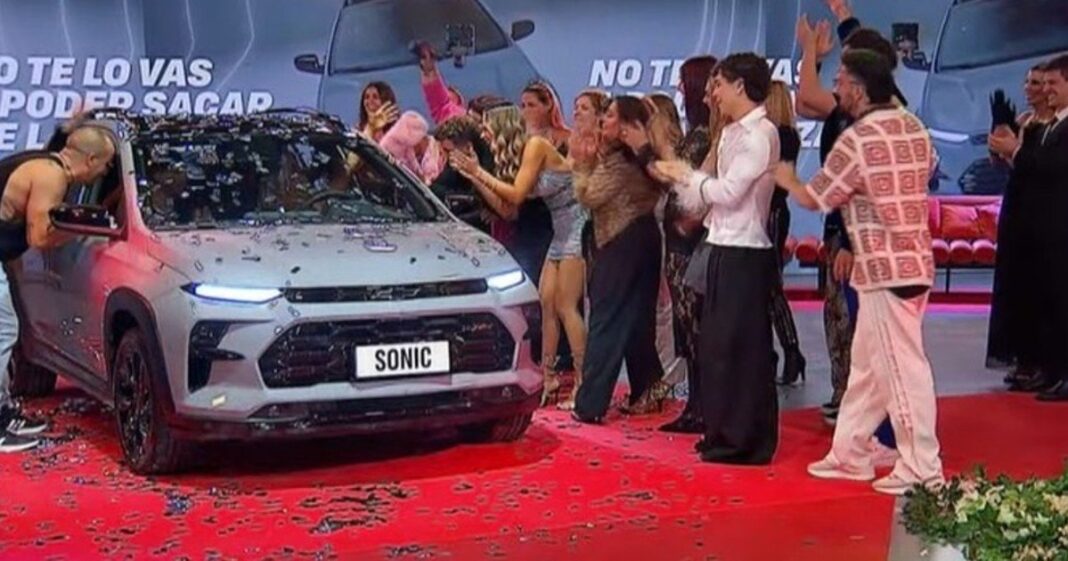 Yanina Zilli sentada en el asiento del conductor de un Chevrolet Sonic 0 KM en el set de Gran Hermano