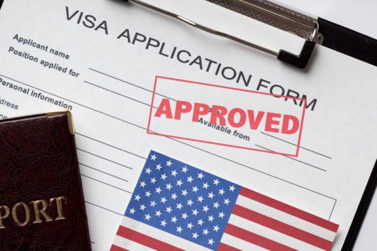Persona sosteniendo una green card de Estados Unidos