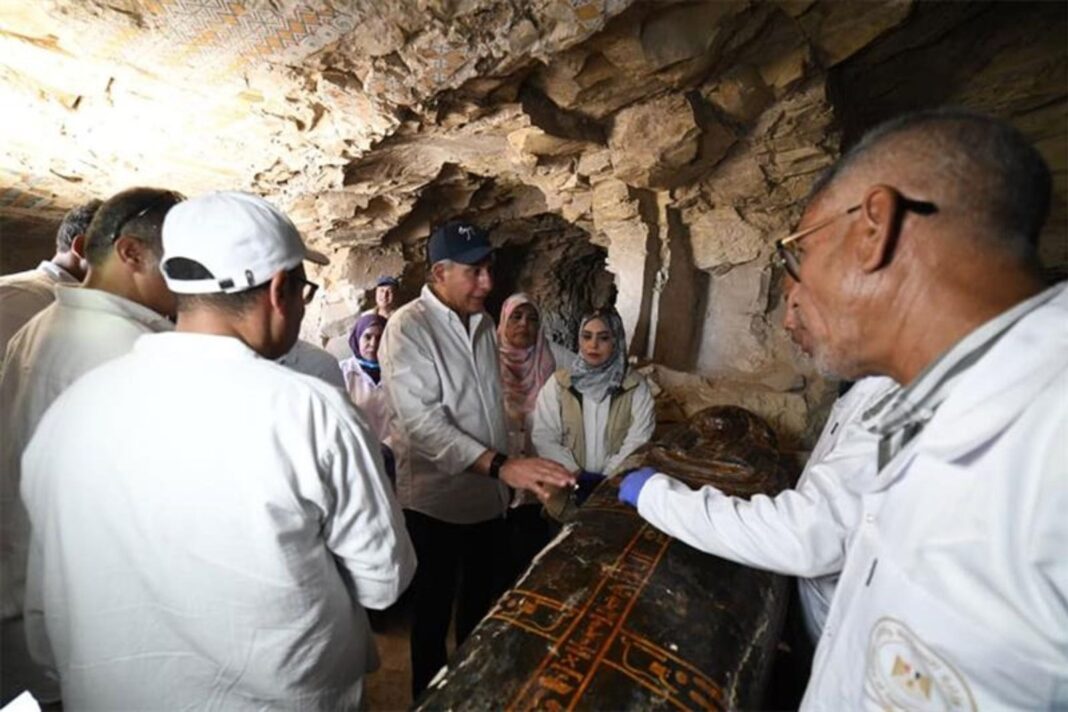 Sarcófagos de madera decorados con inscripciones jeroglíficas hallados en Luxor
