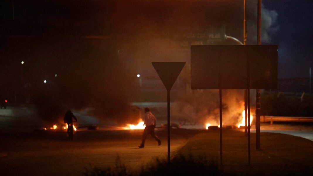 Humo negro sobre la avenida en el barrio General Mosconi, Córdoba, tras el hallazgo de los restos de Agostina Vega