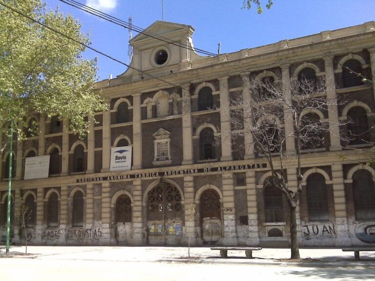 Edificio histórico de la ex fábrica de Alpargatas en Barracas, futuro complejo Palacio Molina