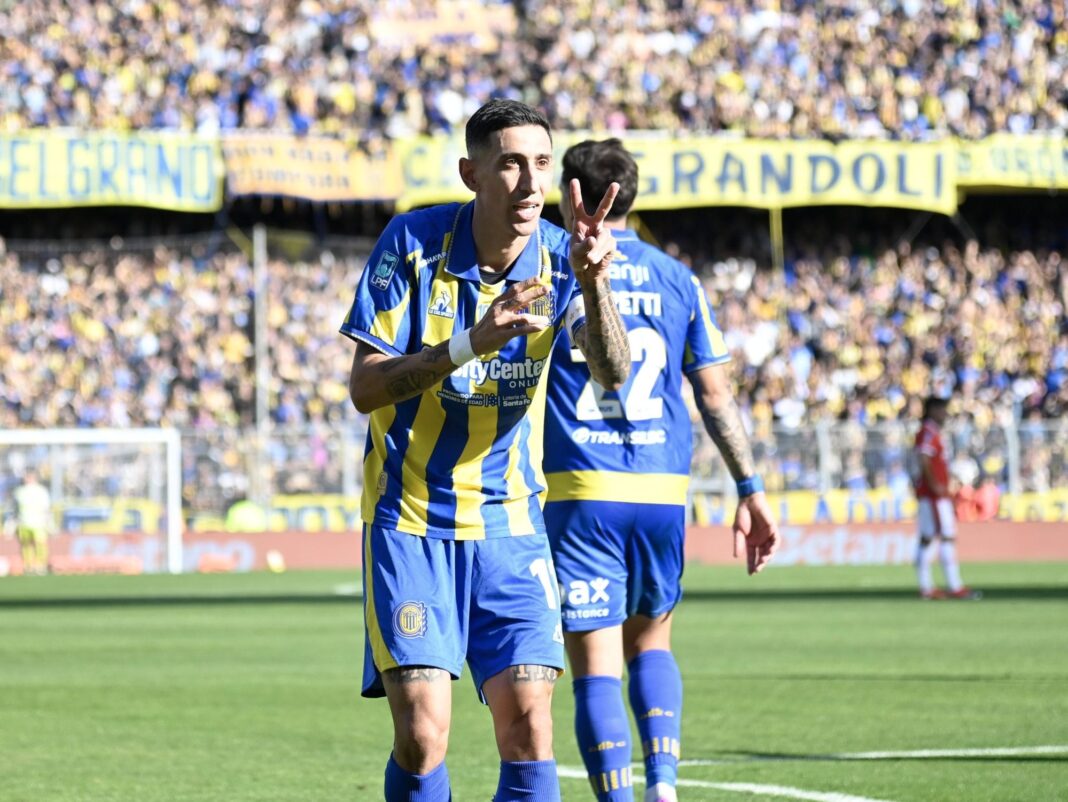Ángel Di María celebrando un gol con la camiseta de Rosario Central