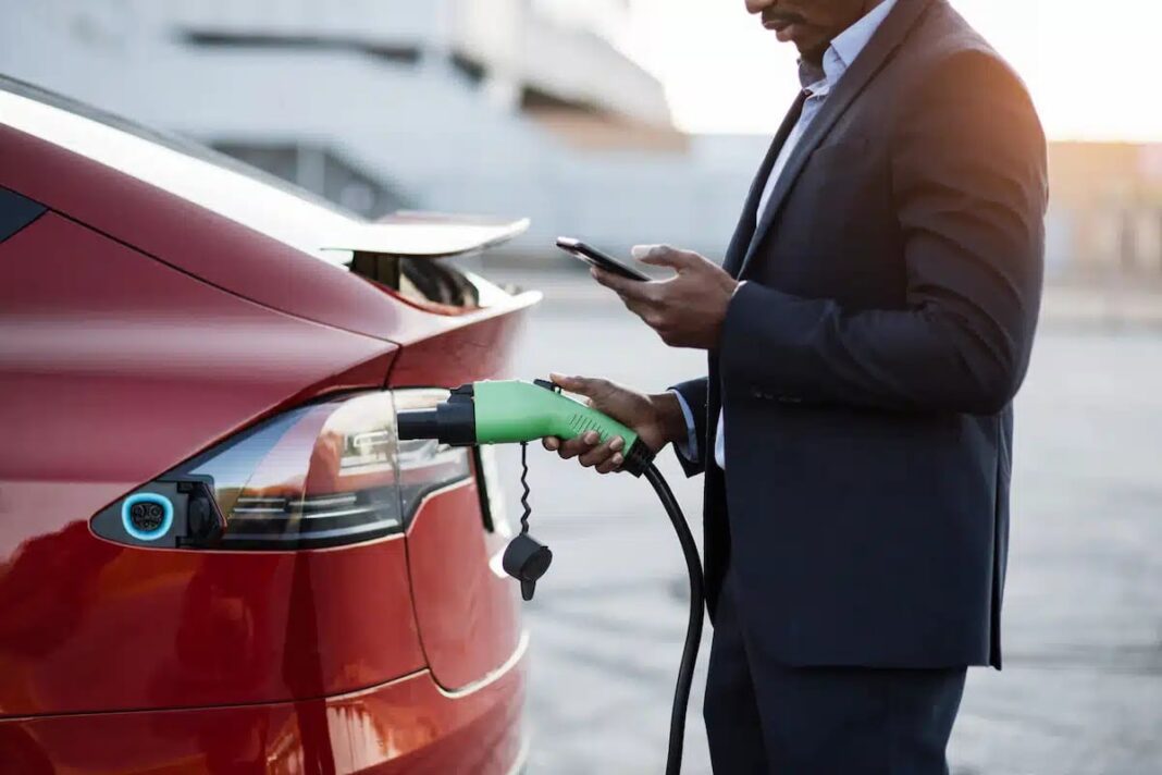 Cargador de auto eléctrico instalado en cochera de edificio en Argentina