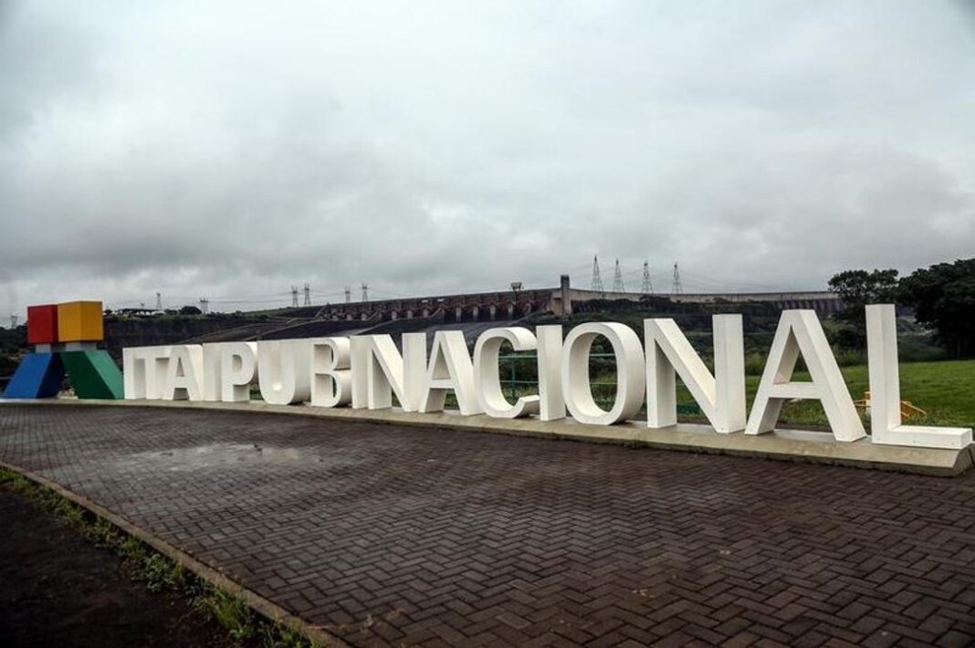 Central hidroeléctrica Itaipú en la frontera entre Brasil y Paraguay