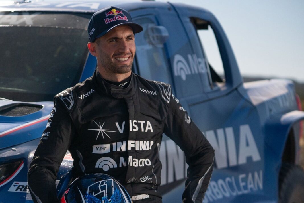Kevin Benavides junto a su Toyota Hilux del equipo Overdrive Racing