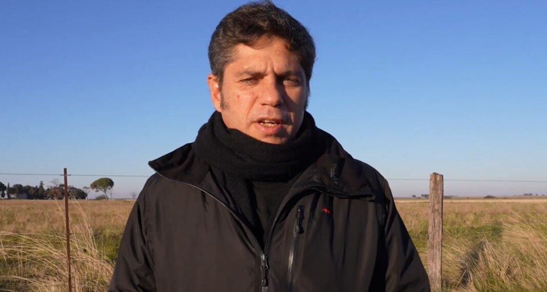 Axel Kicillof en Tornquist con campera negra y cuello para el frío