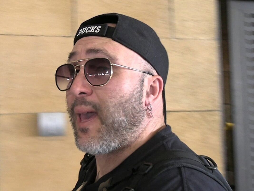 Kiko Rivera en el aeropuerto de Sevilla junto a Lola García