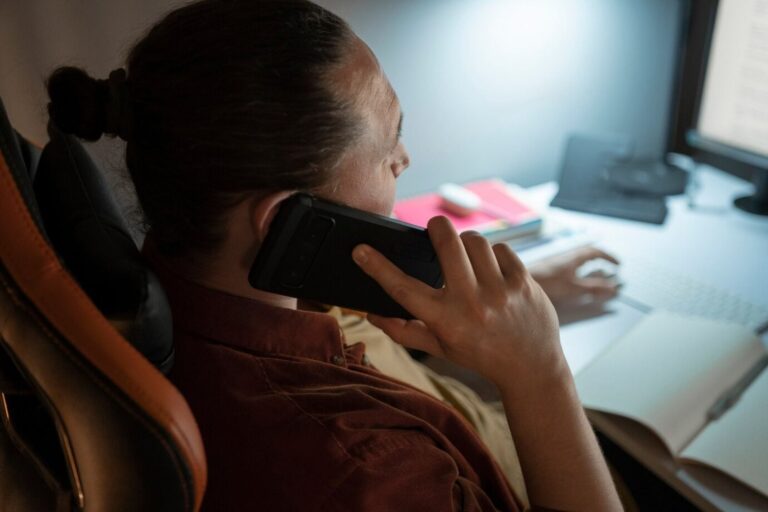 Ilustración de una persona hablando por teléfono con un banco