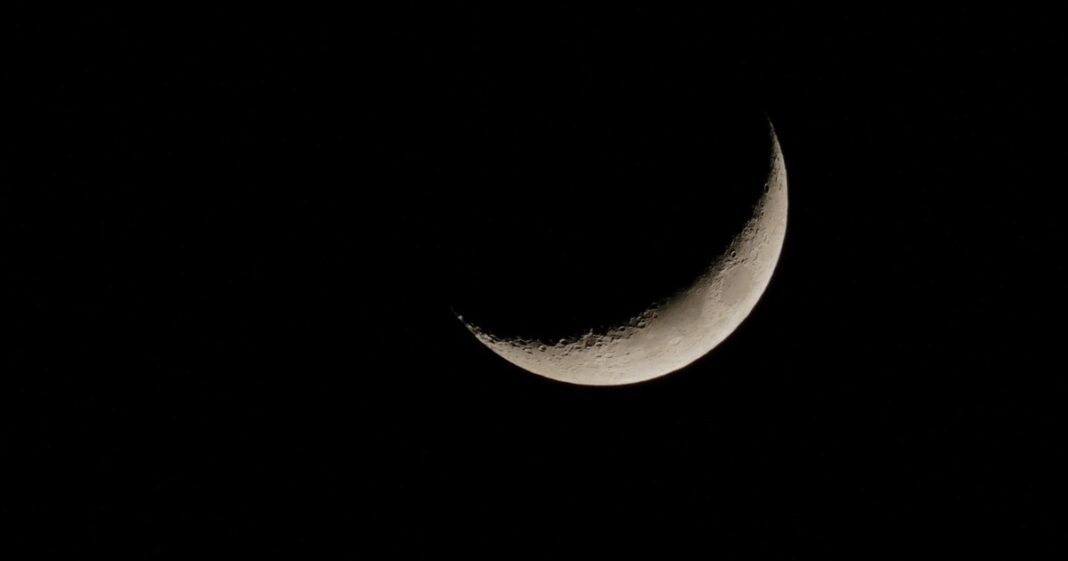 Luna nueva en Tauro mayo 2026 con fondo estrellado y signos zodiacales