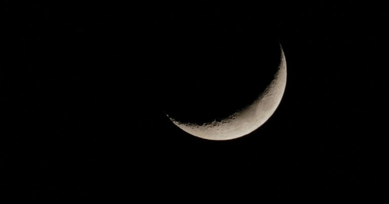 Luna nueva en Tauro mayo 2026 con fondo estrellado y signos zodiacales