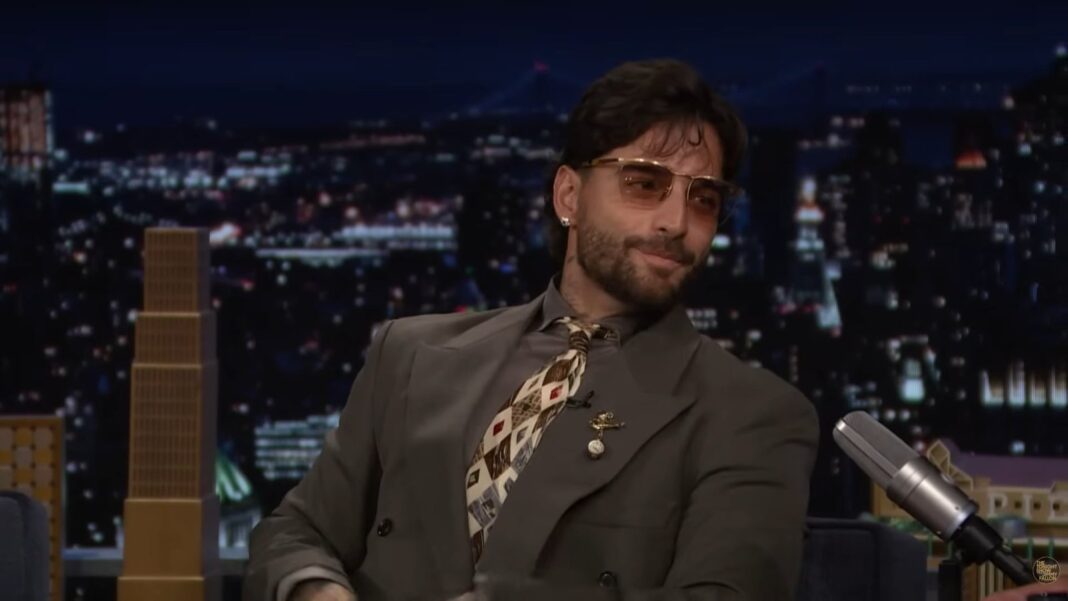 Maluma y Jimmy Fallon brindando con aguardiente en el programa The Tonight Show