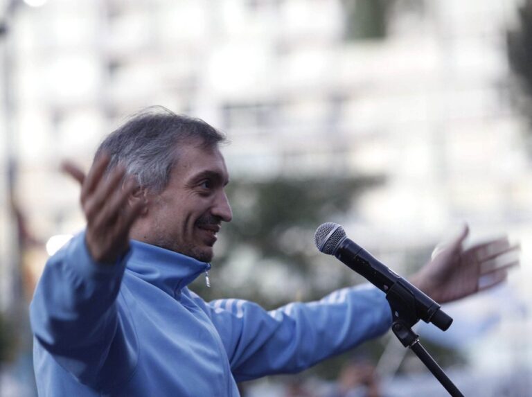 Máximo Kirchner hablando en un acto político