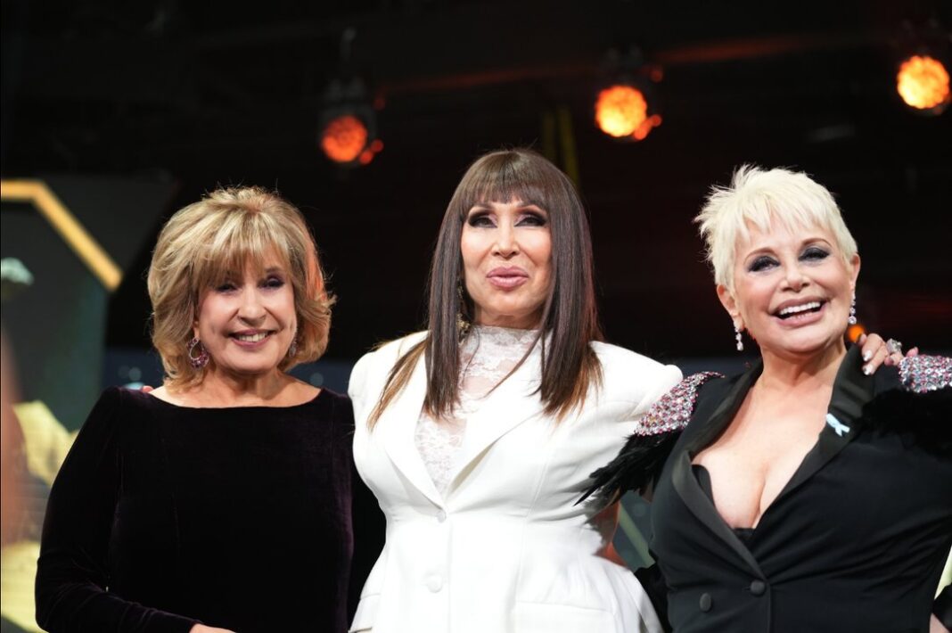 Moria Casán y Georgina Barbarossa abrazándose en la entrega de los Premios Martín Fierro de Televisión 2026