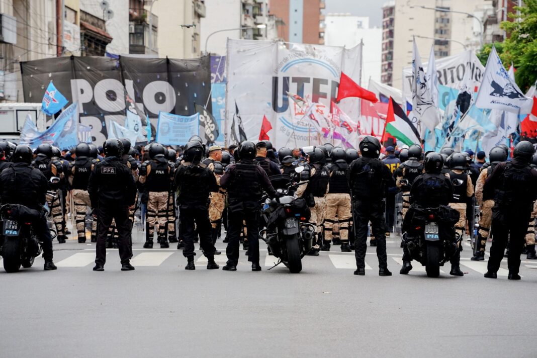 Manifestantes de movimientos sociales realizan un corte de calle en defensa del programa Volver al Trabajo