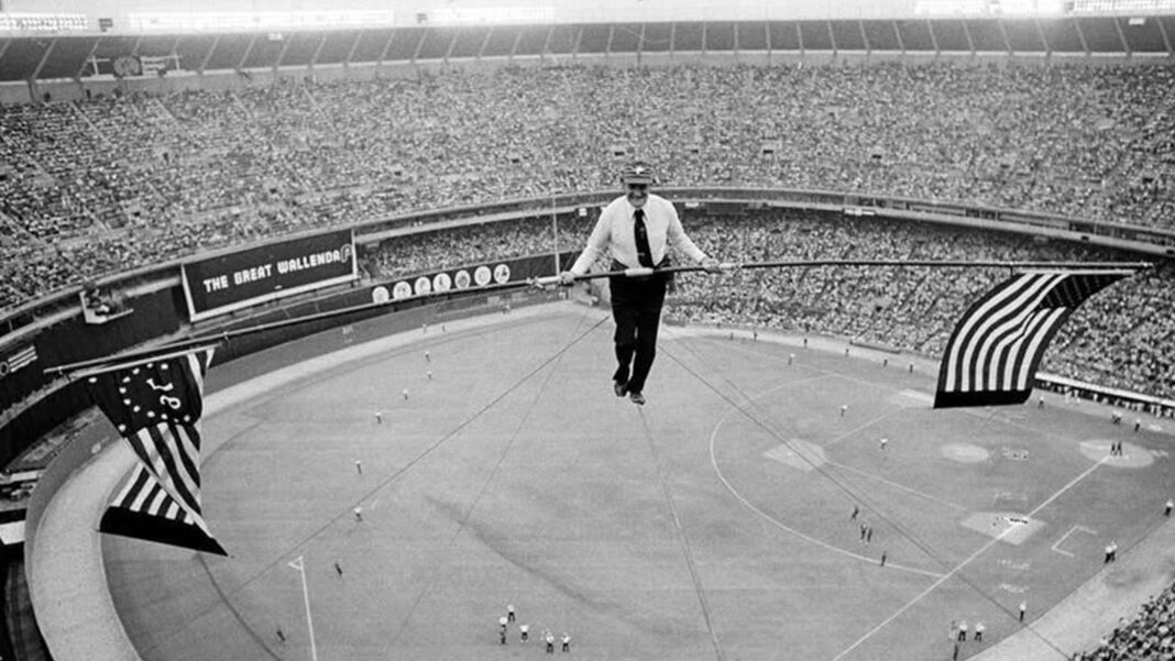 Karl Wallenda caminando sobre un cable de acero sin red de seguridad en el Veterans Stadium de Filadelfia en 1976