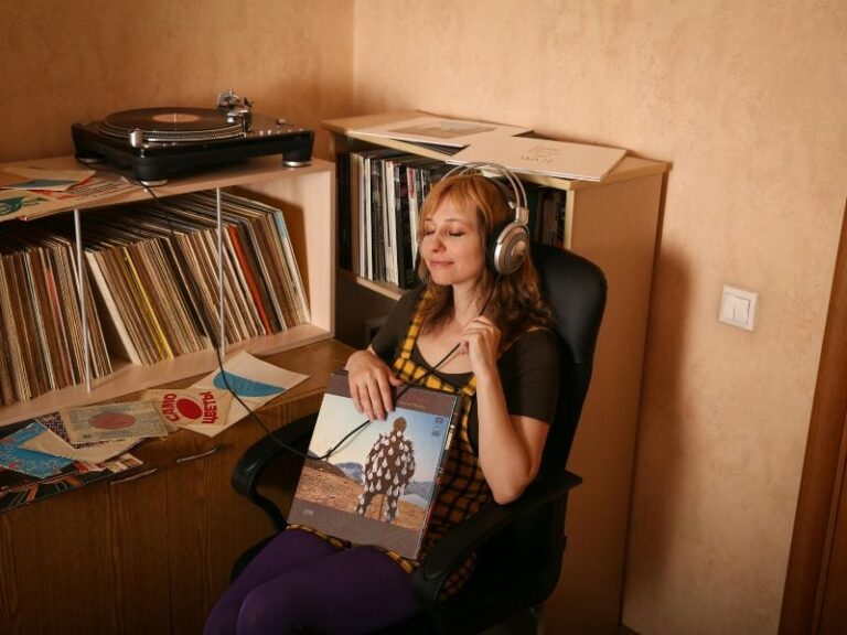 Persona escuchando música con auriculares en un entorno tranquilo
