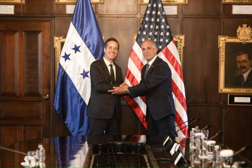 Reunión entre Nasry Asfura y el senador Bernie Moreno en Casa Presidencial