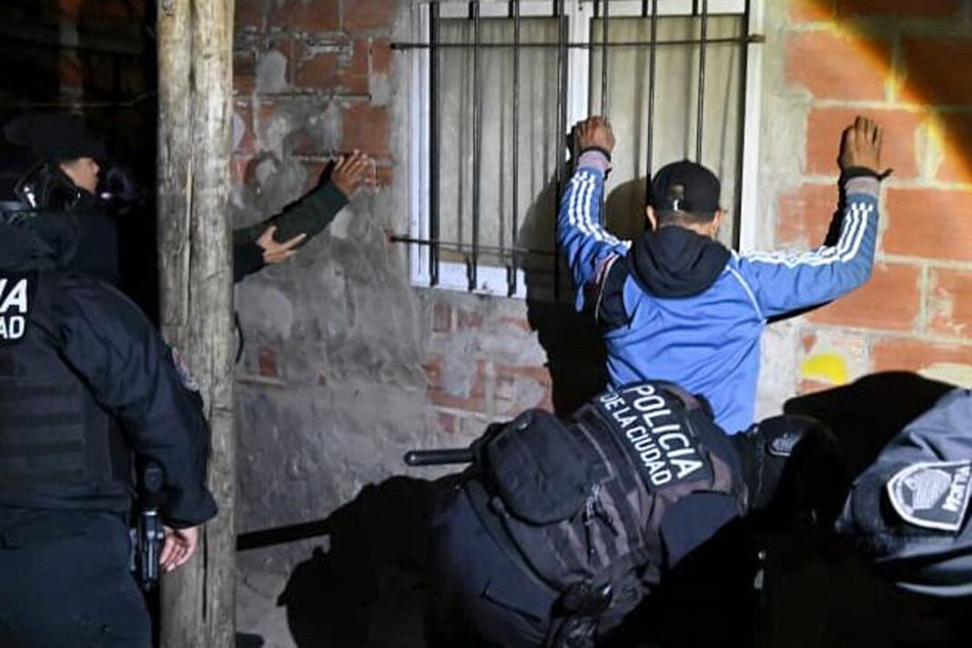 Policías en operativo de control en la villa 31 de Retiro, Buenos Aires