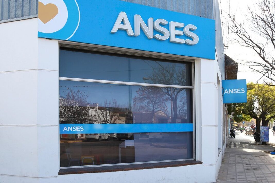 Cartel de ANSES en una oficina